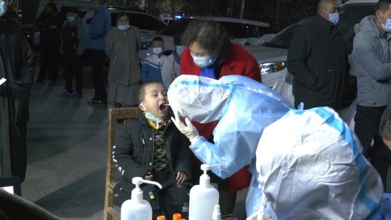 Dân chúng xếp hàng lấy mẫu xét nghiệm suốt đêm (Ảnh: Newtalk).