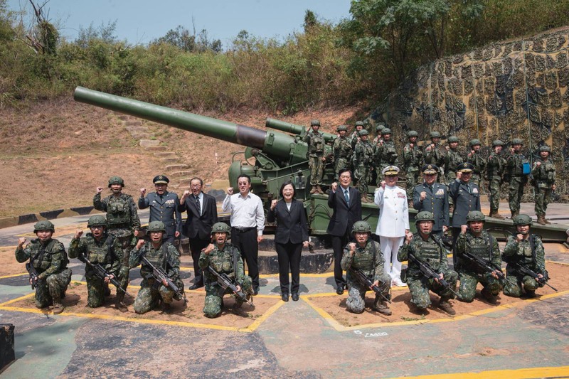 Bà Thái Anh Văn thị sát quân đội ở đảo Kim Môn nằm kề thành phố Hạ Môn (Phúc Kiến) được cho là thể hiện kiên quyết chống lại ý định thống nhất của Trung Quốc đại lục (Ảnh: Dwnews). 