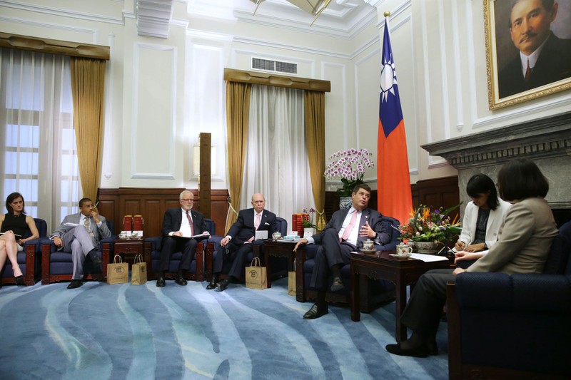 Bà Thái Anh Văn tiếp đoàn Atlantic Council, bày tỏ cám ơn Mỹ bán vũ khí cho Đài Loan (Ảnh: Dwnews).