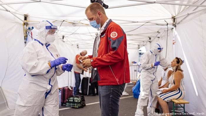 Dịch COVID-19 đang bùng phát trở lại ở Đức và các nước châu Âu (Ảnh: Deutsche Welle). Dịch COVID-19 đang bùng phát trở lại ở Đức và các nước châu Âu (Ảnh: Deutsche Welle).