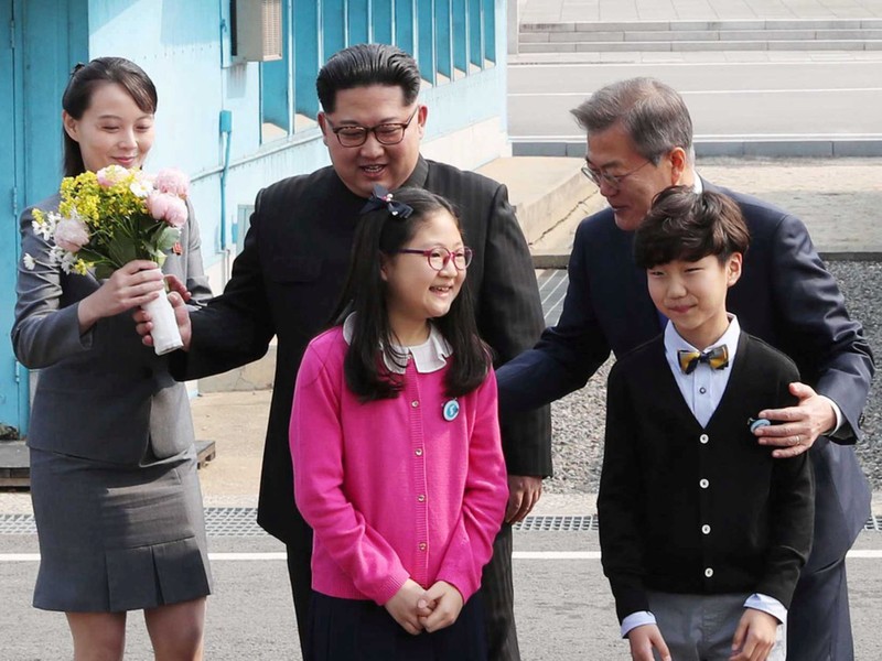 Bà Kim Yo-jong và anh trai nhận hoa của các thiếu nhi Hàn Quốc tặng tại Panmunjom ngày 27/4/2018 (Ảnh: Reuters).