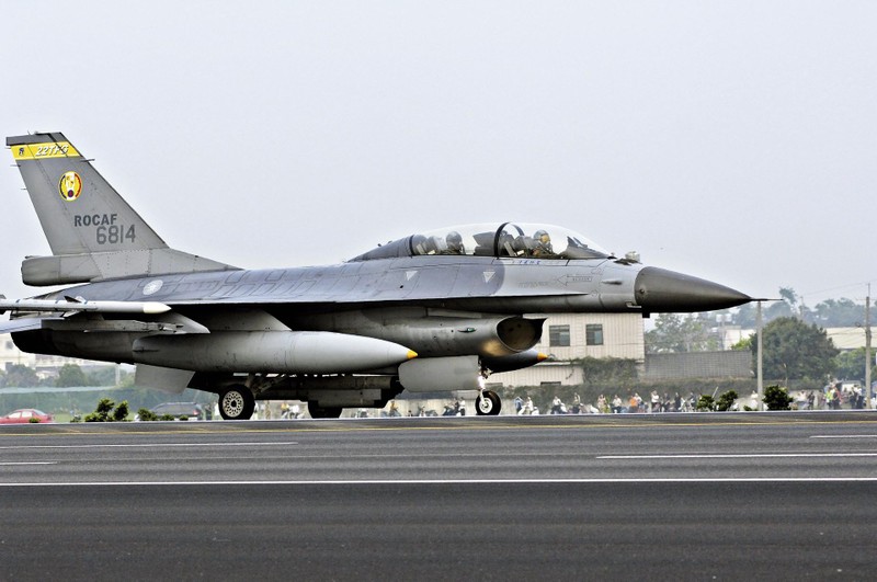 Trong số các vũ khí thiết bị Mỹ bán cho Đài Loan có thùng cảm ứng treo bên ngoài máy bay chiến đấu F-16 có thể truyền hình ảnh và dữ liệu từ máy bay đến trạm mặt đất trong thời gian thực (Ảnh: Dwnews).