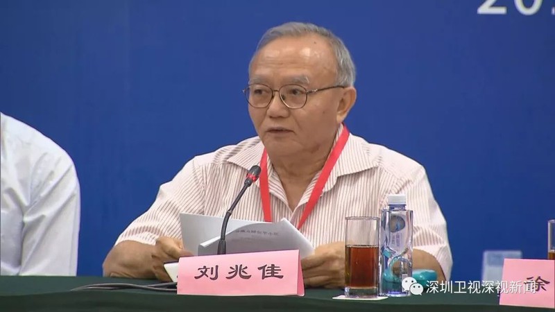 Ông Lưu Triệu Giai: mặc dù đảng Cộng hòa và đảng Dân chủ mâu thuẫn với nhau trong nhiều vấn đề, nhưng họ lại đồng thuận hiếm thấy về chính sách đối với Trung Quốc (Ảnh: ShenzhenTV).