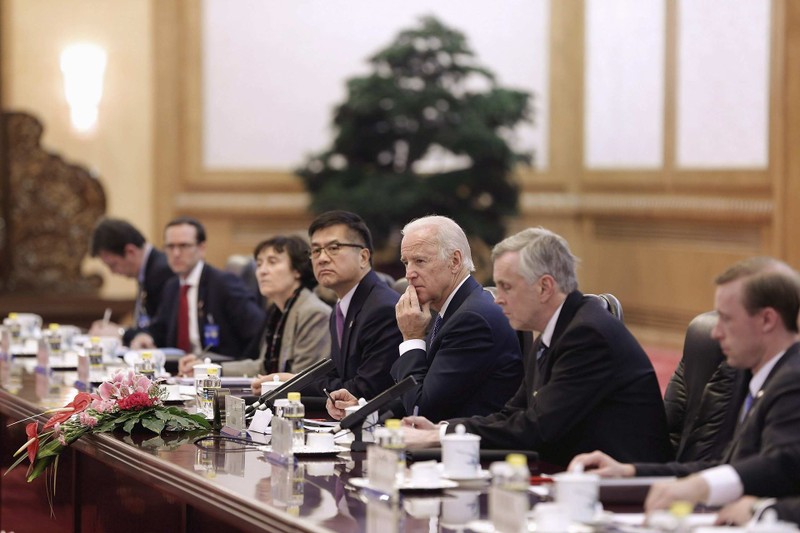Ông Joe Biden hội đàm với ông Tập Cận Bình ngày 4/12/2013, bên phải ông là Đại sứ Gary Locke (Ảnh: Tân Hoa xã). Ông Joe Biden hội đàm với ông Tập Cận Bình ngày 4/12/2013, bên phải ông là Đại sứ Gary Locke (Ảnh: Tân Hoa xã).
