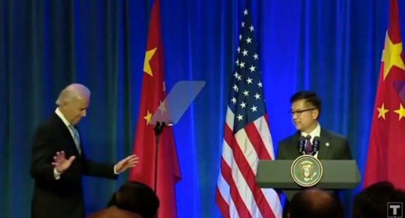 Cựu Đại sứ Mỹ tại Trung Quốc Gary Locke: dù ông Joe Biden thắng thì căng thẳng giữa Trung Quốc và Mỹ vẫn sẽ không biến mất. Trong ảnh: ông Locke và ông Biden (Ảnh: 163.com). Cựu Đại sứ Mỹ tại Trung Quốc Gary Locke: dù ông Joe Biden thắng thì căng thẳng giữa Trung Quốc và Mỹ vẫn sẽ không biến mất. Trong ảnh: ông Locke và ông Biden (Ảnh: 163.com).