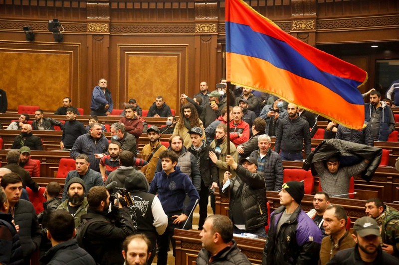 Thất bại trên chiến trường và "nước Cộng hòa Nagorno-Karabakh"bị xóa sổ khiến dân chúng Armenia nổi giận xông vào chiếm giữ trụ sở Quốc hội và chính phủ. Có tin Thủ tướng Nikol Pashinyan đã chạy trốn vào Đại sứ quán Mỹ ở Yerevan (Ảnh: AP). Thất bại trên chiến trường và "nước Cộng hòa Nagorno-Karabakh"bị xóa sổ khiến dân chúng Armenia nổi giận xông vào chiếm giữ trụ sở Quốc hội và chính phủ. Có tin Thủ tướng Nikol Pashinyan đã chạy trốn vào Đại sứ quán Mỹ ở Yerevan (Ảnh: AP).