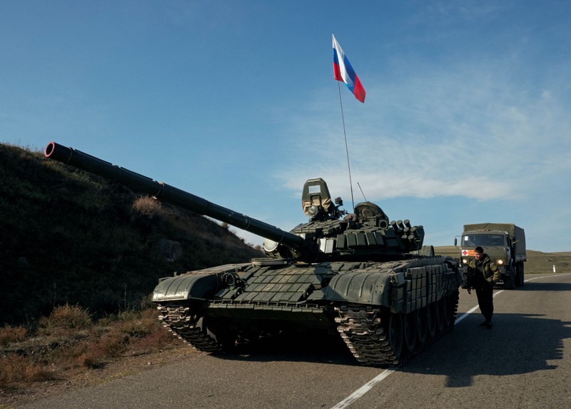 Xe tăng T-90 của Nga tiến vào Nagorno-Karabakh hôm 10/11 (Ảnh: AP). Xe tăng T-90 của Nga tiến vào Nagorno-Karabakh hôm 10/11 (Ảnh: AP).