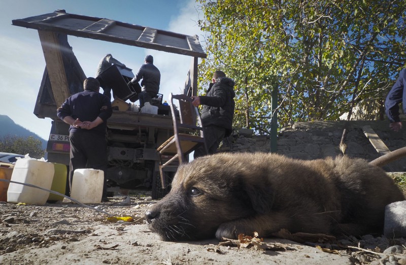 Người Armenia ở Nagorno-Karabakh chất đồ lên xe để di tản sang Armenia (Ảnh: AP). Người Armenia ở Nagorno-Karabakh chất đồ lên xe để di tản sang Armenia (Ảnh: AP).