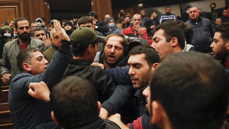 Dân chúng Armenia giận dữ xông vào tòa nhà Quốc hội đánh ông Chủ tịch Quốc hội và các quan chức (Ảnh: AP). Dân chúng Armenia giận dữ xông vào tòa nhà Quốc hội đánh ông Chủ tịch Quốc hội và các quan chức (Ảnh: AP).