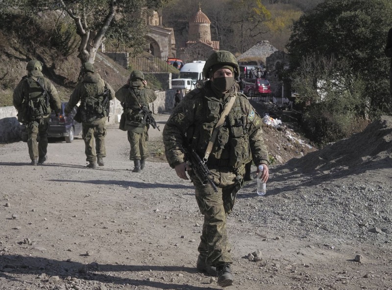 Binh sĩ Nga tuần tra gần Nhà thờ Tông đồ ở Nagorno-Karabakh (Ảnh: AP). Binh sĩ Nga tuần tra gần Nhà thờ Tông đồ ở Nagorno-Karabakh (Ảnh: AP).