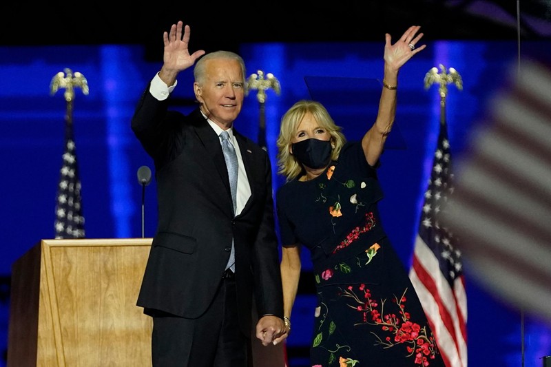 Ông Joe Biden và phu nhân vẫy chào người ủng hộ sau khi tuyên bố thắng cử tại quê nhà Delawe hôm 7/11 (Ảnh: AP). Ông Joe Biden và phu nhân vẫy chào người ủng hộ sau khi tuyên bố thắng cử tại quê nhà Delawe hôm 7/11 (Ảnh: AP).