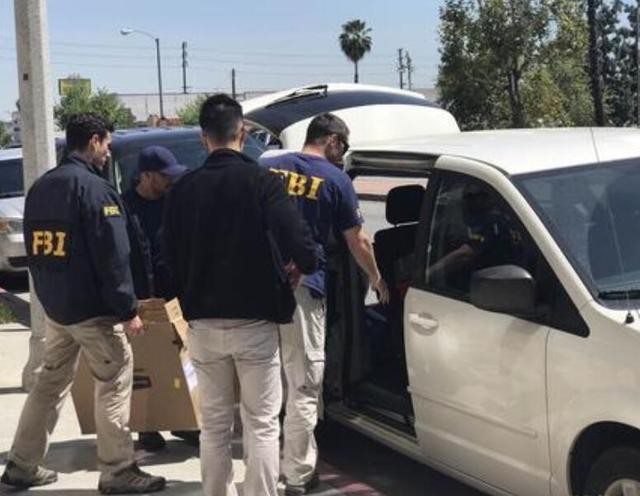 Tôn Vĩ bị các nhân viên FBI bắt do vi phạm các quy định về bảo mật liên quan đến công nghệ quốc phòng (Ảnh: Sohu). Tôn Vĩ bị các nhân viên FBI bắt do vi phạm các quy định về bảo mật liên quan đến công nghệ quốc phòng (Ảnh: Sohu).