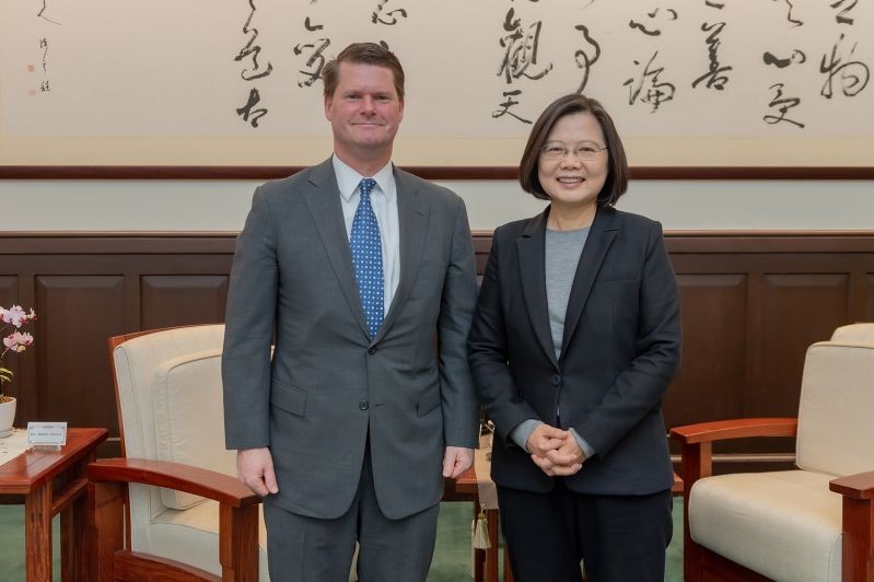 Tháng 2/2020, ông Randall Schriver đã tới thăm Đài Bắc và được bà Thái Anh Văn tiếp (Ảnh: taiwantoday).