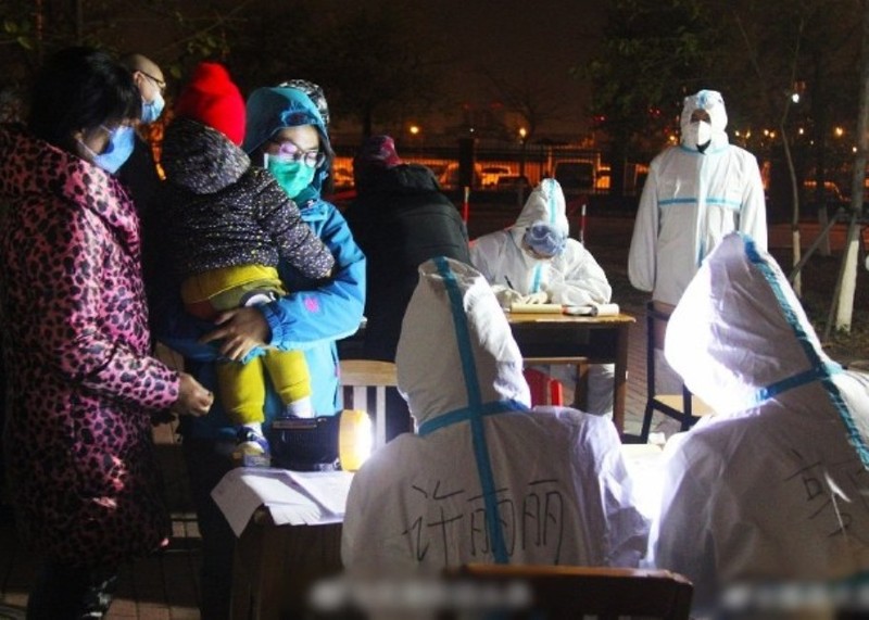 Dân chúng quận Tân Hải, thành phố Thiên Tân xét nghiệm SARS-CoV-2 sau khi có bệnh nhân trong cộng đồng (Ảnh: Dwnews).