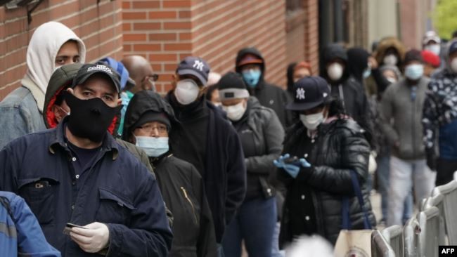 Người dân New York xếp hàng chờ xét nghiệm SARS-CoV-2 (Ảnh: AFP).