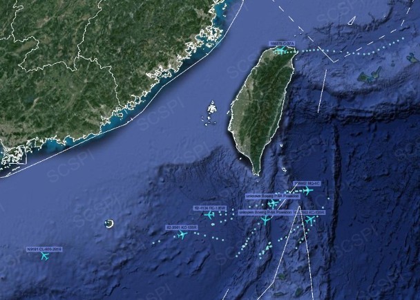 Hình ảnh do Chương trình Nhận thức Tình hình Chiến lược Biển Đông (SCSPI) của Bắc Kinh công bố cho thấy 7 máy bay quân sự Mỹ hoạt động gần Đài Loan trước khi chiếc chuyên cơ C-37A tới Đài Bắc (Ảnh: Dongfang).