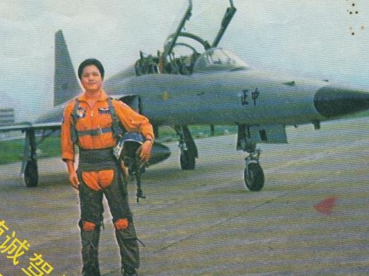 Phi công Hoàng Thực Thành và chiếc tiêm kích &quot;Trung Chính&quot; chạy sang Đại Lục năm 1981 (Ảnh: Sohu).