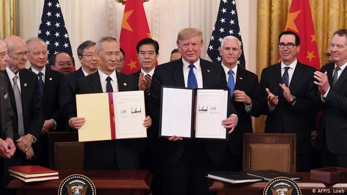 Tổng thống Donald Trump và Phó Thủ tướng Lưu Hạc ký Hiệp định thương mại Mỹ - Trung giai đoạn đầu tại Nhà Trắng (Ảnh: Deutsche Welle). Tổng thống Donald Trump và Phó Thủ tướng Lưu Hạc ký Hiệp định thương mại Mỹ - Trung giai đoạn đầu tại Nhà Trắng (Ảnh: Deutsche Welle).