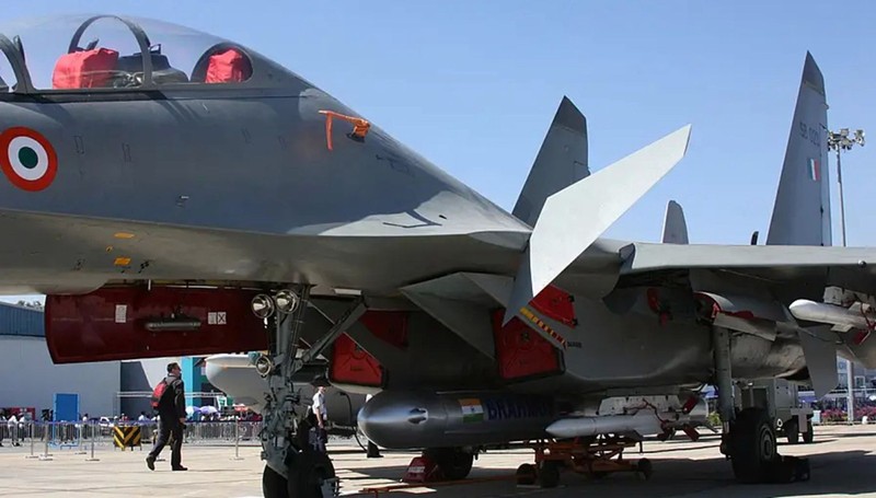 Máy bay tiêm kích SU-30MKI mang tên lửa siêu thanh BrahMos (Ảnh: Dwnews).