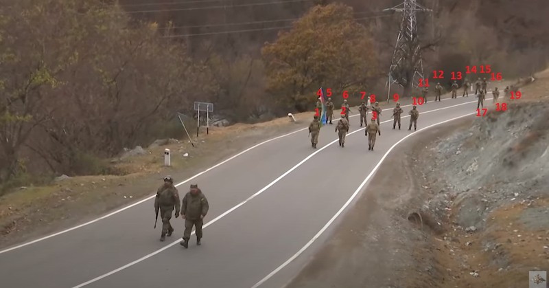 Hình ảnh cho thấy hai lính Nga đối mặt với ít nhất 18 lính Azerbaijan (Ảnh: Sina).