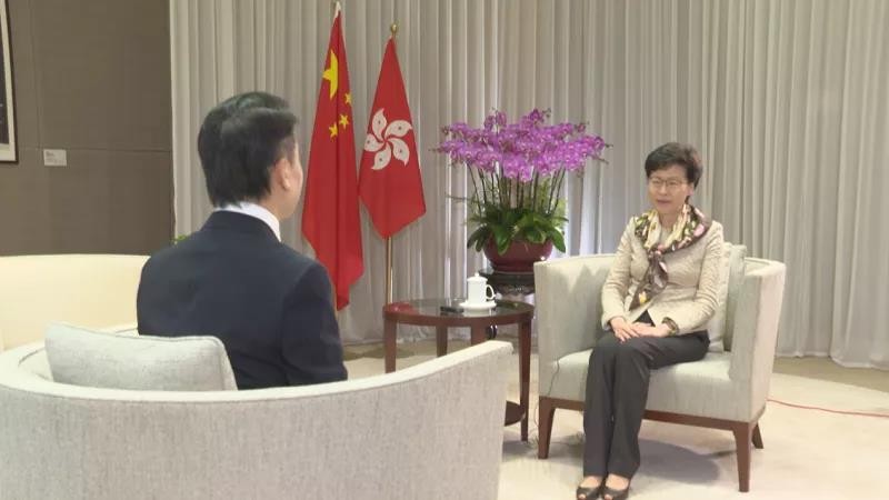 Bà Carrie Lam nói, không sợ Mỹ trừng phạt vì không có bất cứ tài sản nào ở Mỹ, cũng không có ý định tới Mỹ (Ảnh: Toutiao).