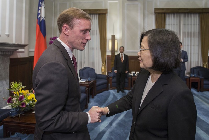 Ông Jake Sullivan, người sẽ giữ chức Cố vấn An ninh Quốc gia của ông Joe Biden từng đến thăm Đài Loan và gặp bà Thái Anh Văn (Ảnh: Dwnews).