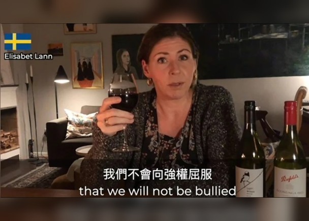 Nghị sĩ Thụy Điển Elisabet Lann kêu gọi uống rượu vang Australia và &quot;không khuất phục trước cường quyền&quot; (Ảnh: Dongfang).