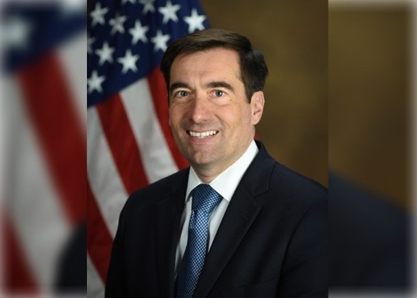 John Demers, người phụ trách vấn đề an ninh quốc gia Bộ Tư pháp Mỹ: do Mỹ trấn áp hành vi trộm cắp công nghệ, hơn 1 ngàn nhà nghiên cứu Trung Quốc ở Mỹ đã phải về nước (Ảnh: Dongfang).