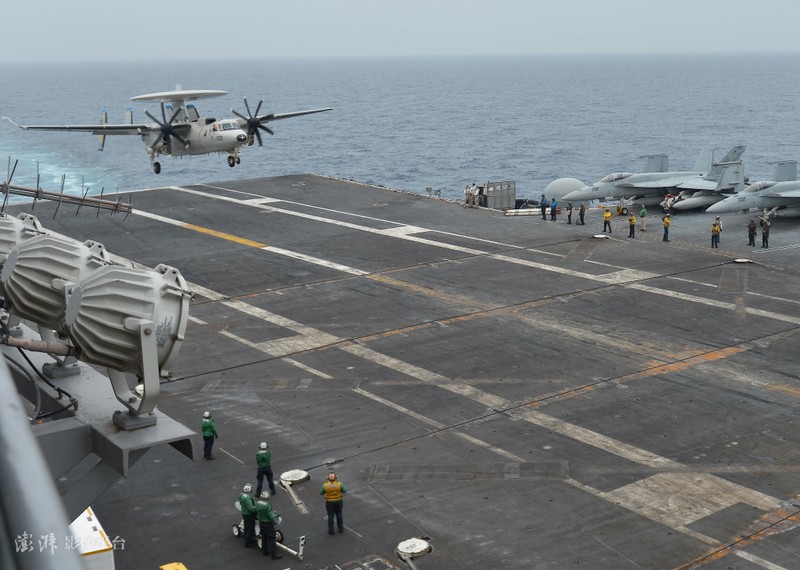 Máy bay báo động sớm của Mỹ hạ cánh trên tàu sân bay (Ảnh: USNavy).