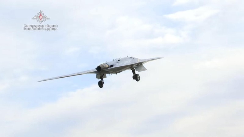 Hiện Nga đang tăng tốc thử nghiệm để có thể đưa Sukhoi S-70 Okhotnik vào biên chế quân đội năm 2025 (Ảnh: BQP Nga).