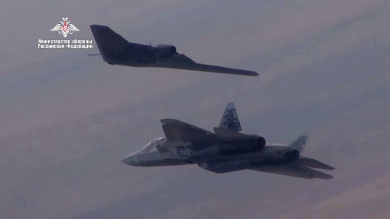 UAV S-70 Okhotnik (trên) được thử nghiệm phối hợp tác chiến với SU-57 (Ảnh: BQP Nga).