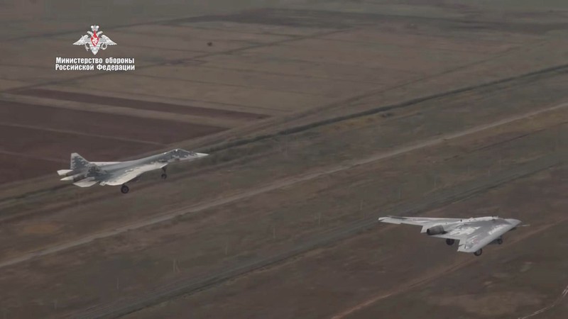 Tiêm kích đa năng SU-57 phối hợp không chiến với S-70 Okhotnik hồi tháng 9/2019 (Ảnh: BQP Nga).