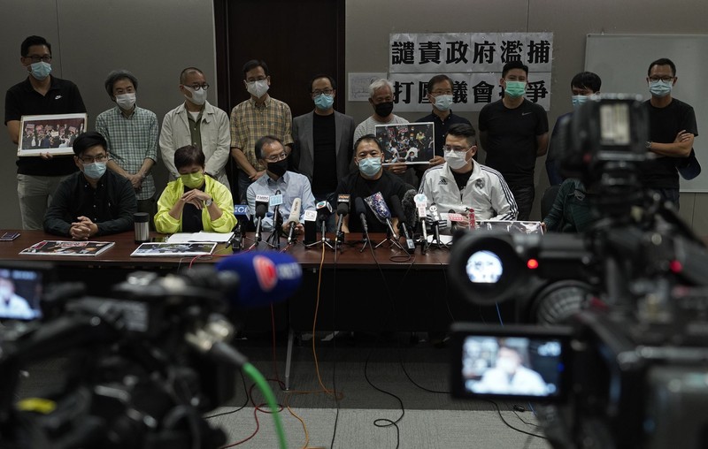 Sau khi chính quyền Hồng Kông bãi bỏ tư cách Ủy viên lập pháp của 4 nghị sĩ phe dân chủ, 14 người còn lại đã tổ chức họp báo, tuyên bố từ chức tập thể (Ảnh: AP). Sau khi chính quyền Hồng Kông bãi bỏ tư cách Ủy viên lập pháp của 4 nghị sĩ phe dân chủ, 14 người còn lại đã tổ chức họp báo, tuyên bố từ chức tập thể (Ảnh: AP).