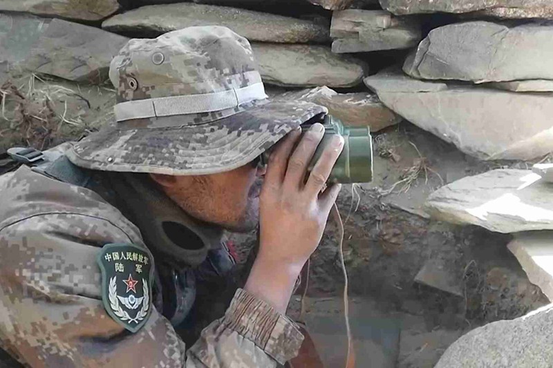 Quân đội hai nước Trung Quốc - Ấn Độ ở biên giới vẫn trong tình trạng đối đầu căng thẳng. Trong ảnh: lính Trung Quốc đang theo dõi động tĩnh bên phía Ấn Độ (Ảnh: CCTV). Quân đội hai nước Trung Quốc - Ấn Độ ở biên giới vẫn trong tình trạng đối đầu căng thẳng. Trong ảnh: lính Trung Quốc đang theo dõi động tĩnh bên phía Ấn Độ (Ảnh: CCTV).