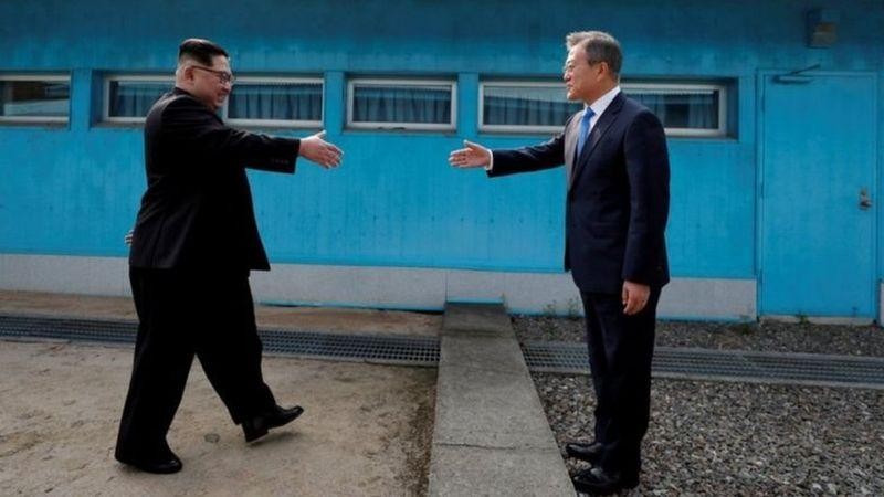Cái bắt tay lịch sử giữa hai nhà lãnh đạo tại Panmunjom năm 2018. Với việc Hàn Quốc cấm thả truyền đơn sang Triều Tiên liệu quan hệ hai bên có hòa dịu trở lại? (Ảnh: Reuters). Cái bắt tay lịch sử giữa hai nhà lãnh đạo tại Panmunjom năm 2018. Với việc Hàn Quốc cấm thả truyền đơn sang Triều Tiên liệu quan hệ hai bên có hòa dịu trở lại? (Ảnh: Reuters).