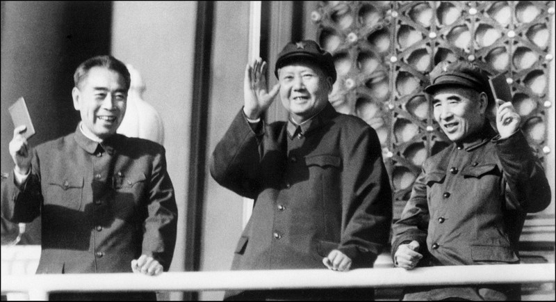 Các ông Chu Ân Lai, Mao Trạch Đông và Lâm Bưu trên lầu thành Thiên An Môn ngày 1/10/1967 (Ảnh: VCG). Các ông Chu Ân Lai, Mao Trạch Đông và Lâm Bưu trên lầu thành Thiên An Môn ngày 1/10/1967 (Ảnh: VCG).