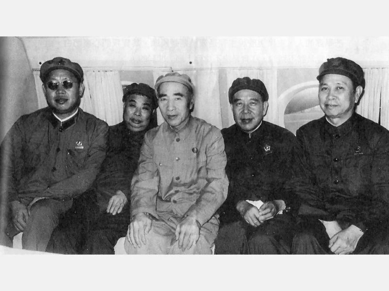 Lâm Bưu cùng 4 "ái tướng" trong Văn phòng Quân ủy. Từ trái qua phải: Lý Tác Bằng, Ngô Pháp Hiến, Lâm Bưu, Hoàng Vĩnh Thắng, Khưu Hội Tác (Ảnh: kanlishi). Lâm Bưu cùng 4 "ái tướng" trong Văn phòng Quân ủy. Từ trái qua phải: Lý Tác Bằng, Ngô Pháp Hiến, Lâm Bưu, Hoàng Vĩnh Thắng, Khưu Hội Tác (Ảnh: kanlishi).