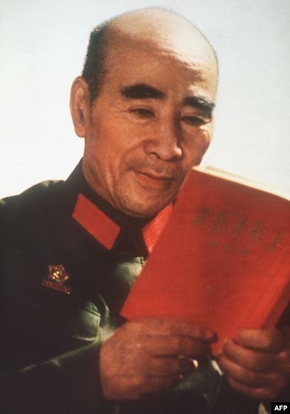 Hình ảnh Lâm Bưu đọc &quot;Sách đỏ&quot; của Mao Trạch Đông được tuyên truyền về việc ông là &quot;người kế thừa xứng đáng&quot; (Ảnh: AFP).