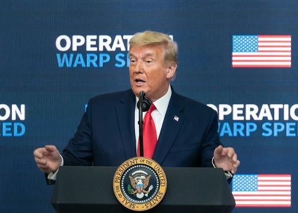 Vào cuối nhiệm kì, ông Trump tiếp tục tung các đòn mạnh, vùi dập các công ty Trung Quốc (Ảnh: Dongfang).