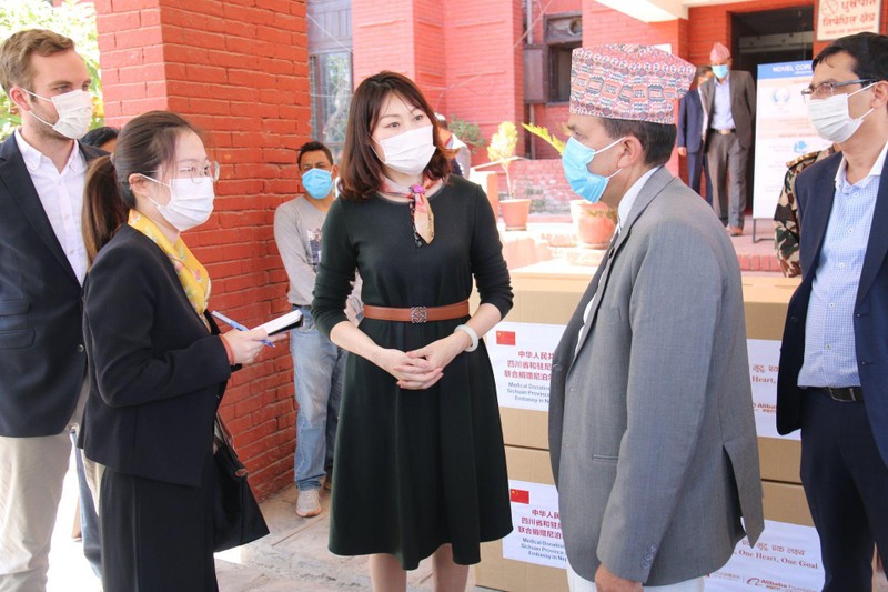 Bà Hầu Diễm Kỳ tiếp xúc với các chính khách Nepal (Ảnh: Dwnews).