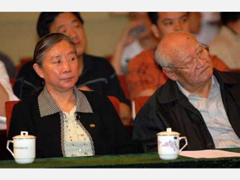 Bà Lâm Đậu Đậu (trái) trong một sự kiện năm 2016 (Ảnh: Dwnews).