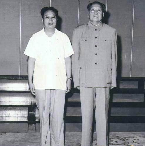Trương Diệu Từ, Trung đoàn trưởng Cảnh vệ trung ương và Mao Trạch Đông (Ảnh: VCG). Trương Diệu Từ, Trung đoàn trưởng Cảnh vệ trung ương và Mao Trạch Đông (Ảnh: VCG).