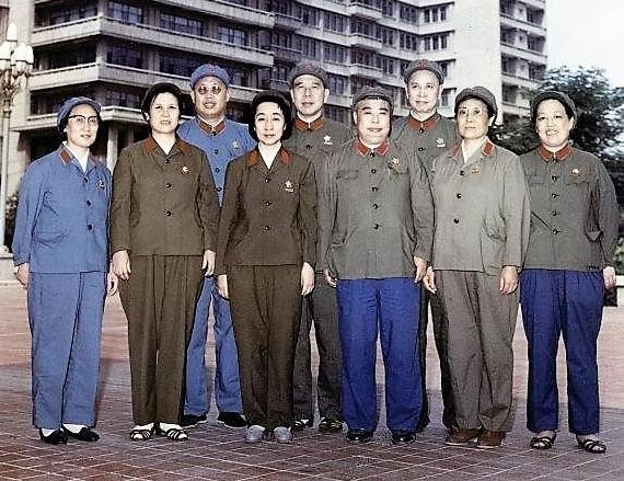 Diệp Quần (thứ 3, trái sang) và vợ chồng 4 "ái tướng" của Lâm Bưu là Hoàng Vĩnh Thắng, Ngô Pháp Hiến, Lý Tác Bằng, Khưu Hội Tác (Ảnh: kanlishi). Diệp Quần (thứ 3, trái sang) và vợ chồng 4 "ái tướng" của Lâm Bưu là Hoàng Vĩnh Thắng, Ngô Pháp Hiến, Lý Tác Bằng, Khưu Hội Tác (Ảnh: kanlishi).