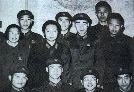 Vợ chồng Lâm Bưu, Diệp Quần và các nhân viên công tác xung quanh (Ảnh: Kanlishi).