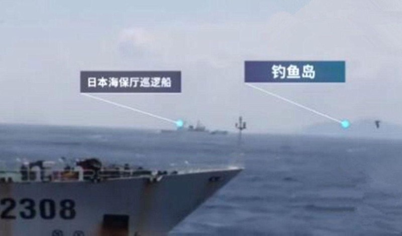 Tàu công vụ Nhật ngăn cản tàu Hải cảnh 2308 của Trung Quốc tiếp cận đảo Senkaku/Điếu Ngư (phải). Ảnh: CNS. Tàu công vụ Nhật ngăn cản tàu Hải cảnh 2308 của Trung Quốc tiếp cận đảo Senkaku/Điếu Ngư (phải). Ảnh: CNS.