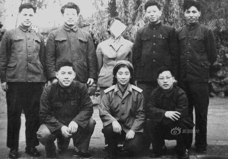 Lâm Đậu Đậu và các nhân viên công tác bên cạnh Lâm Bưu (Ảnh: Sina). Lâm Đậu Đậu và các nhân viên công tác bên cạnh Lâm Bưu (Ảnh: Sina).