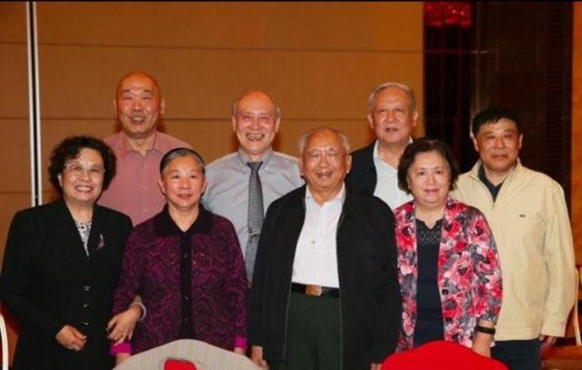 Bà Lâm Đậu Đậu và con cái các nhà lãnh đạo khai quốc của Trung Quốc gặp nhau (Ảnh: Dwnrws).