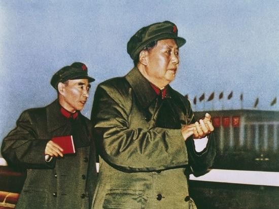 Mao Trạch Đông và Lâm Bưu trên thành lầu Thiên An Môn trong Cách mạng Văn hóa (Ảnh: VCG).