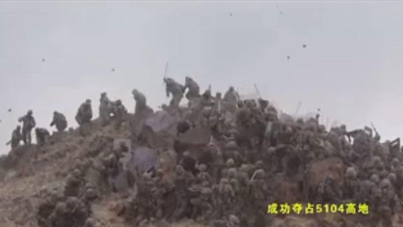 Hình ảnh lính Trung Quốc chiếm cao điểm 5104 ven hồ Pangong từ tay quân đội Ấn Độ trong video lan truyền trên mạng Trung Quốc (Ảnh: Dwnews). Hình ảnh lính Trung Quốc chiếm cao điểm 5104 ven hồ Pangong từ tay quân đội Ấn Độ trong video lan truyền trên mạng Trung Quốc (Ảnh: Dwnews).