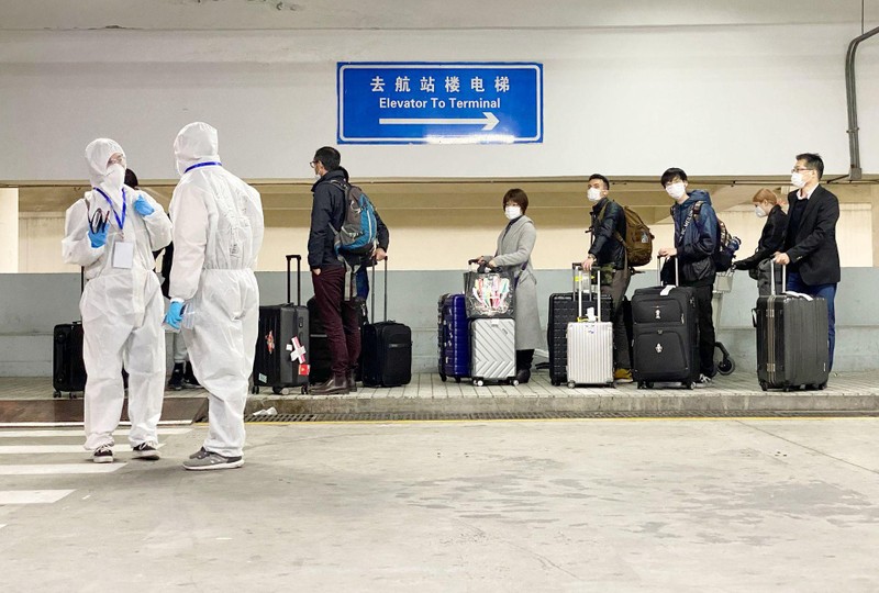 Hành khách nhập cảnh sân bay Phố Đông, Thượng Hải chờ lên xe về nơi cách ly tập trung (Ảnh: Dwnews). Hành khách nhập cảnh sân bay Phố Đông, Thượng Hải chờ lên xe về nơi cách ly tập trung (Ảnh: Dwnews).